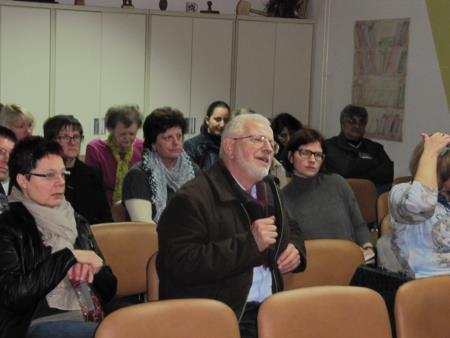 Okrogla miza Otrok v rejništvu = otrok med dvema družinama 28